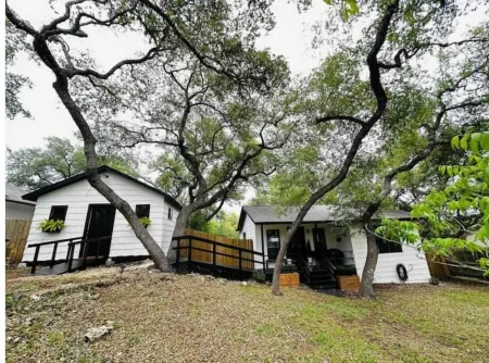 Tx Hill Country Lake Home & Casita🏡 Hot-tub, 🦮 friendly, fenced backyard. Отели в г. Комаль