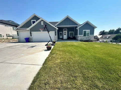 Clean & Spacious 2-bedroom BASEMENT APT. AC, WiFi,  full kitchen in North Ogden Hotels in North Ogden