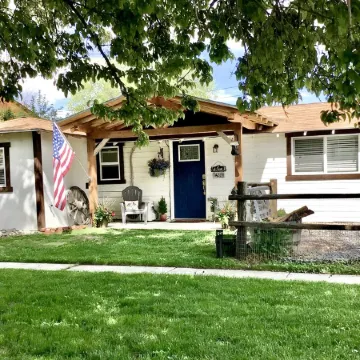 “WYNOT BUNKHOUSE”, Western class in a quaint backyard retreat