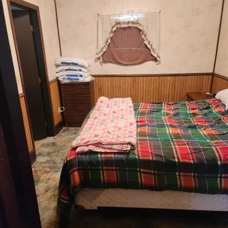 Comfortable house with room for the gang! Perfect for hunting/fishing getaways Отели в г. Рослин
