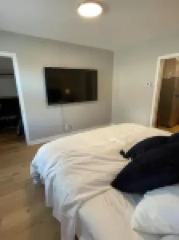 Downtown King Bed Suite- Very Walkable- Flexible Cancellation