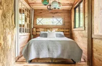 FoResTree House- Peaceful Luxury Treehouse Hot tub