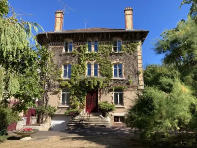 Magnificent apartment in the heart of Villa Médreville with garden and parking space