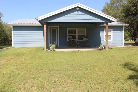 River Views and Relaxation!Newly remodeled & ready for your familyPet friendly