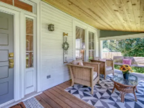 Walk Downtown! Large Pool, Hot tub, Fire pit, Close to EVERYTHING! Hotels in Monroe