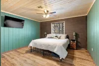 Cabin Lodge at Panguitch Lake Sleeps 18, wifi, good roads, year round access