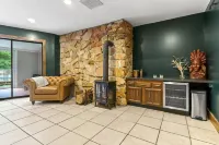 The Billy Pig Lodge – Pool, Hot tub & 7 acres!