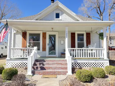 Historic charm, college proximity, and local flavor – your cozy, retreat awaits! Hotels near Kansas State University Salina Aerospace and Technology Campus