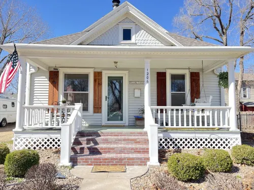 Historic charm, college proximity, and local flavor – your cozy, retreat awaits!