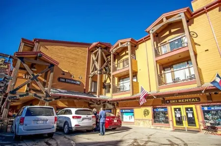 Der Steiermark Unit 108 King Studio Off Main St w/ Patio, Hot Tub & Free Parking