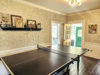 The Smith House Retreat w/HotTub, Bikes, Game/Movie Room, 10mins to Frankenmuth