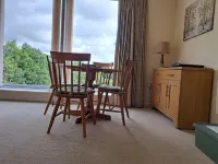 Central Buxton apartment with scenic views and free parking
