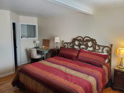 Cozy home short walk to Old Town Arvada, parks, dinning and shopping