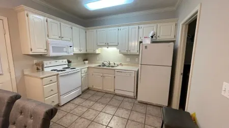 Townhome:  2 Bedrooms, 2.5 Baths, Close to Campus