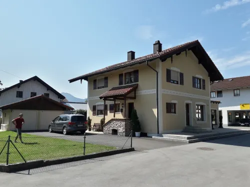 Holiday house "Annelies" with access to swimming pool & sauna Hotels in Übersee