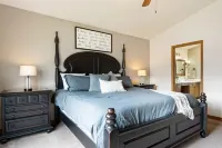 Luxury home, central, & perfect for exploring the Flathead Valley w/firepit. Hotels in Kalispell