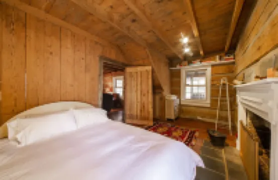 1840's Log Cabin Getaway