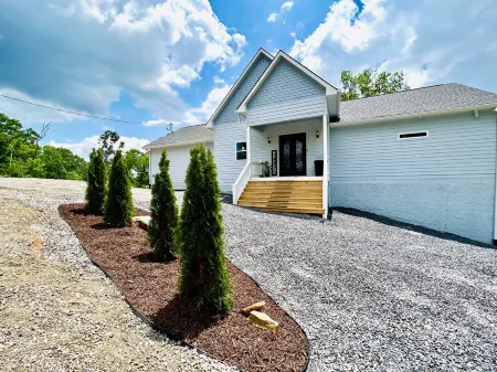 New! Private 5BR 5,000 SqFt Lake House on 7 Acres