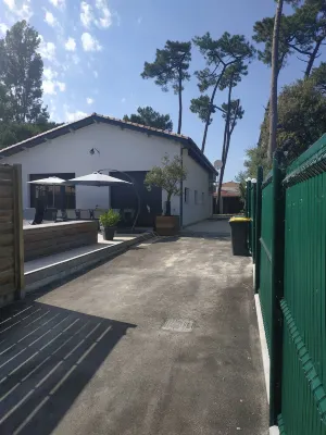 Villa 300M BEACH. Heated pool. 12 people. Hotels in La Tremblade