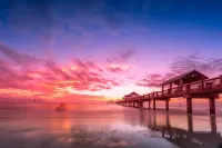 ★ SCENIC POOLSIDE❤ tastefully decorated and minutes away from Clearwater Beach - 4-Star