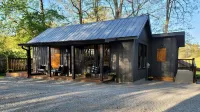 Luxury Cabin, King Bed, Hot Tub Minutes from Alpine Helen sits on 40 acres.