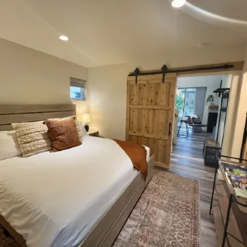 Clubhouse Pool + Hot Tub, 5 Mins to City Beach & DT WF, 35 Mins. to Glacier Park