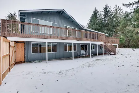 Evergreen Retreat - Large 6 Bedroom Home Отели рядом с достопримечательностью «Ванкувер Ленд Бридж»