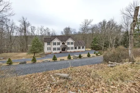 Camelbackski 4Br+BonusRoom Firepit,Hottub,Casino,Kalahari Linens ! Отели рядом с достопримечательностью «Поконо Гарденс»