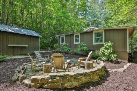 Adorable Cabin! Walk to Downtown!