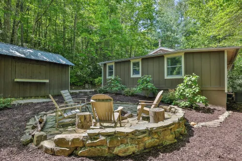 Adorable Cabin! Walk to Downtown! - Homestays