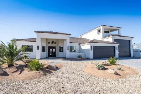 Luxury Lakeview Estate, w/Heated Pool & Spa, Firepit Near Marina