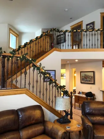 Large Home1blk to Hot Springs Pool, wraparound deck, Cinema Room, parking for 7