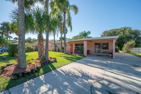 Tropical Oasis - 1 block to beach - close to downtown Отели рядом с достопримечательностью «Aquatic Center»