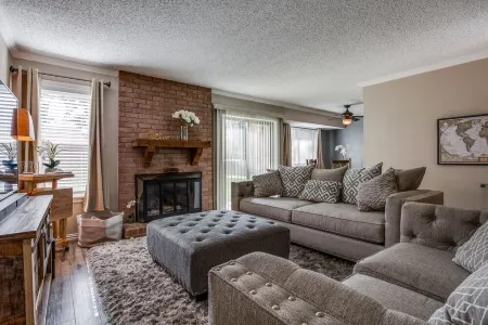 Well appointed home minutes from Kalahari and Downtown Отели в г. Раунд-Рок