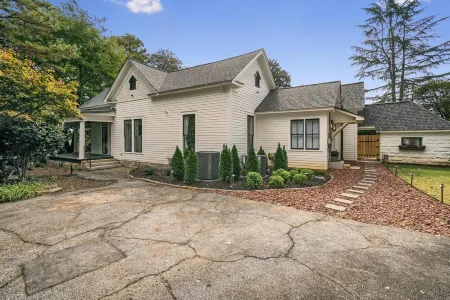 A historical and restful retreat in the heart of Stone Mountain Village Отели рядом с достопримечательностью «Benu Glass Creations»