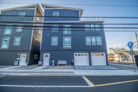 Spacious 4Br with Rooftop Deck – Ocean Views & Beach Access