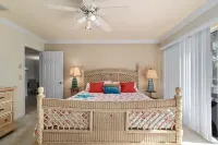Spring Summer Special- Minutes to Yacht Club Beach, Paddle Boards Included