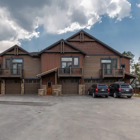Modern ski house with gourmet kitchen, ski views, hot tub/pool, steps to gondola