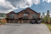 Modern ski house with gourmet kitchen, ski views, hot tub/pool, steps to gondola