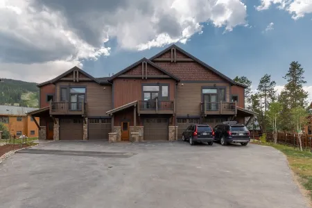 Modern ski house with gourmet kitchen, ski views, hot tub/pool, steps to gondola