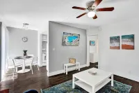 Bright Pompano Beach Aparthotel: Poolside Bliss Just Steps from the Shore!