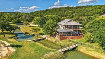 Sleeps 25, 5 Homes, Fire pit, Spring Fed Waterfront Hotels near Johnson Creek RV Resort & Park