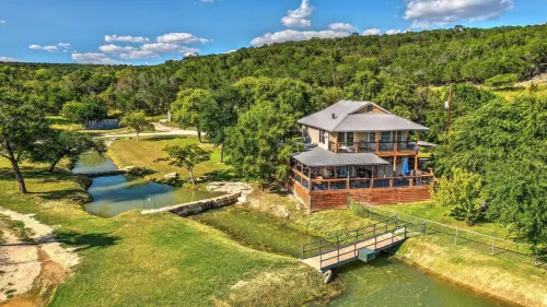Sleeps 25, 5 Homes, Fire pit, Spring Fed Waterfront