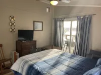 LAKE HAUS- Lake front home! Direct access to Canyon Lake.