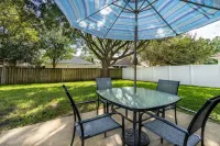 Centralized, stylish getaway. Short drive to beach, shopping, downtown, Mayo! Hotels near Plato's Closet - Regency, FL