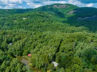 Walk to Downtown Cashiers!CharmingSecluded Cottage w/Resort Access –Pet Friendly