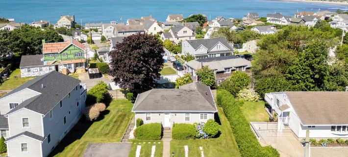 Ocean Views, Walk to Beach, Central AC, 4 Car Off Street Parking Hotels in Middletown