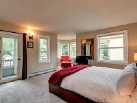 Downtown 4 Bed/3 bath Historic District - Hot tub/mtn views /grassed fenced yard