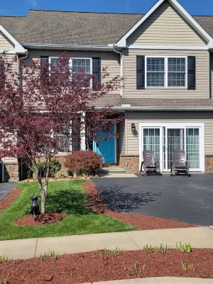 Beautiful townhouse 10 minutes from Lancaster city and Dutch Wonderland Hotels near Horse progress days