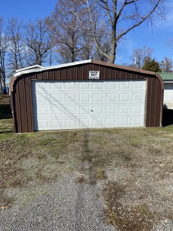 Great location just across the street from Reelfoot Lake close to boat ramps